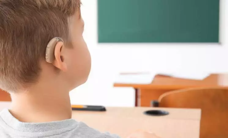 Hallásjavító implantátummal, hallókészülékkel az iskolában