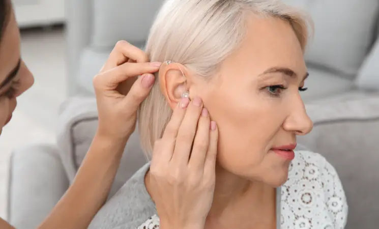 Ideje lecserélnie hallókészülékét? 5 jel, ami erre utal