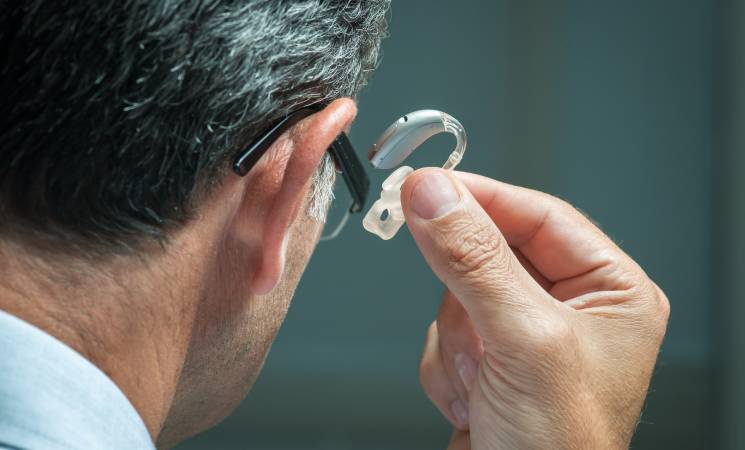Minden, amit érdemes tudnia a hallókészülék dómokról és fülillesztékekről – Melyiket, mikor és hogyan?
