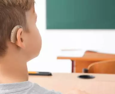 Hallásjavító implantátummal, hallókészülékkel az iskolában
