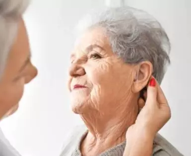 Miért fontosak a hallókészülék funkciói és miért veszélyes a halláserősítő?