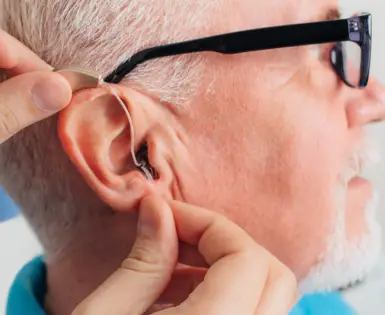 Tény kontra fikció: a hallókészülékkel kapcsolatos általános tévhitek